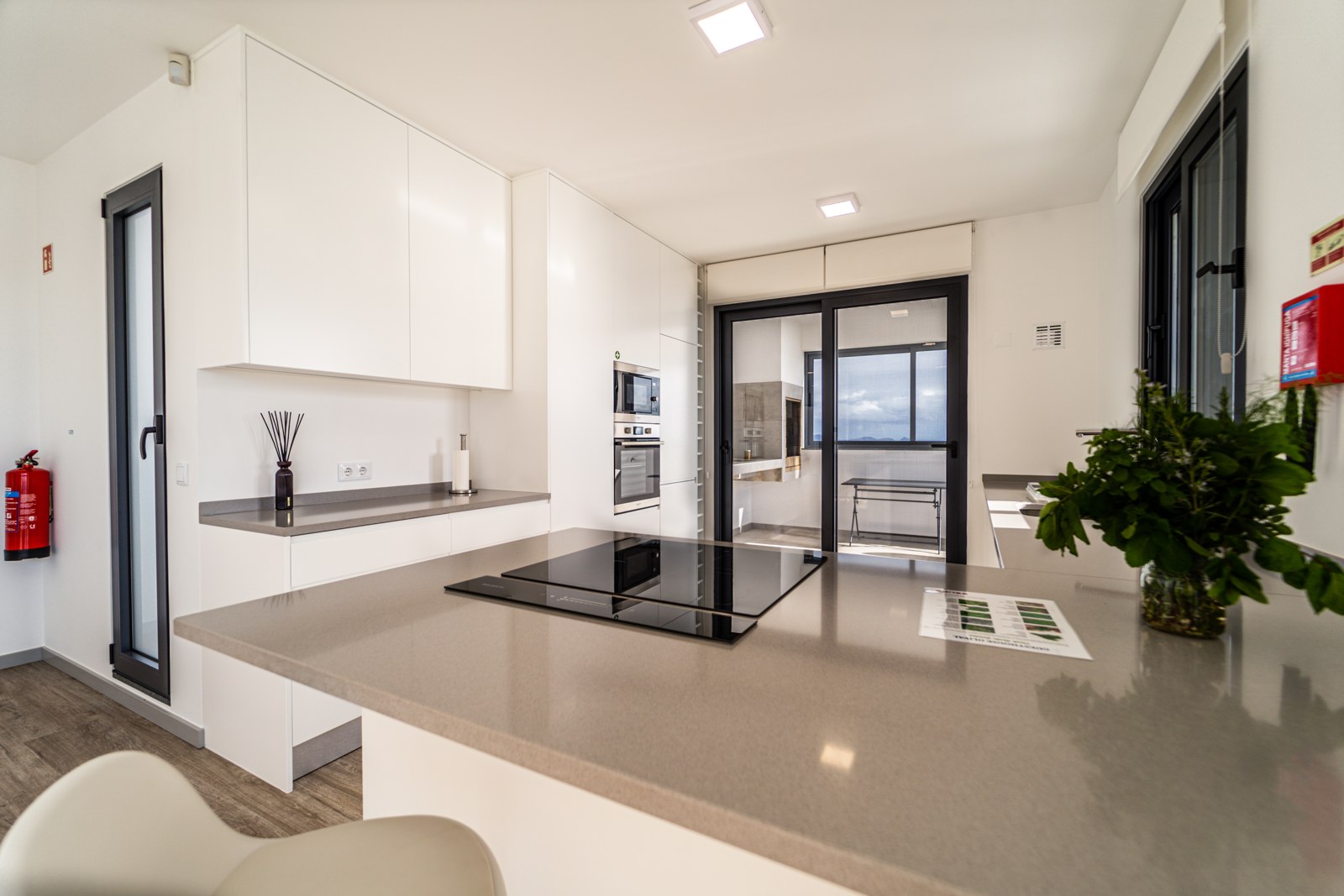 Kitchen with built-in oven, microwave and induction hob at Guesthouse Olival, Madeira